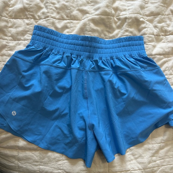 Lululemon shake it out HR running shorts - Picture 2 of 4